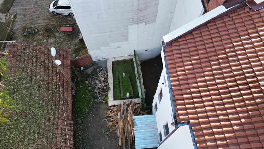 Binalar arasında kalan türbe unutulmaya yüz tuttu