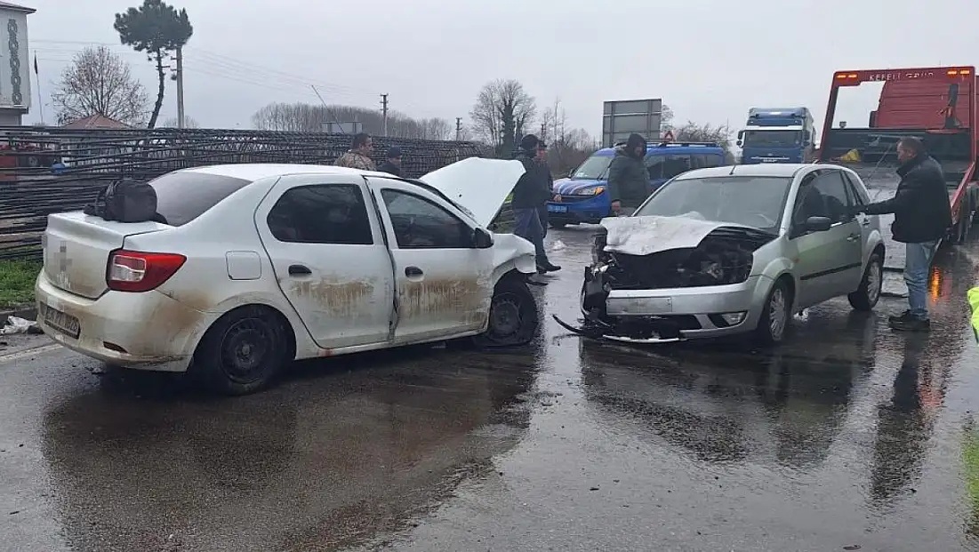 Üç aracın karıştığı kaza'da 6 kişi yaralandı