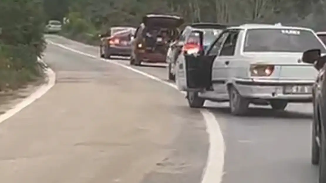 Ayvacık yolunda tehlikeli düğün konvoyu Kapılar Açıldı, Trafik Felç Oldu