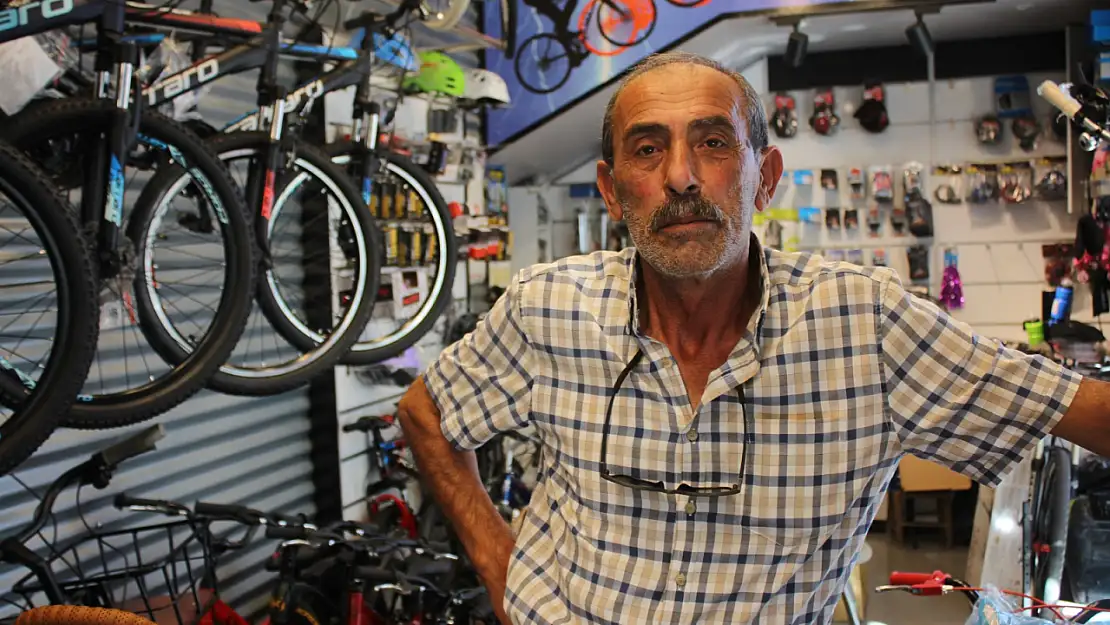 Bisikletçi Şentürk, 48 Yıldır İşlerini Şükürle Sürdürüyor