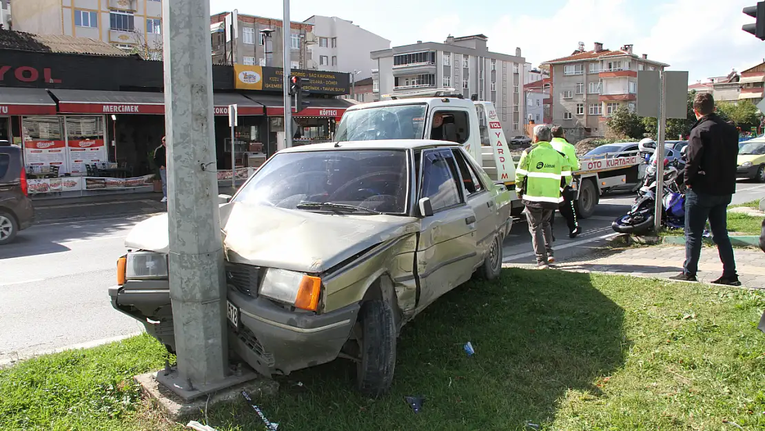 Direksiyon hakimiyetini kaybetti, elektrik direğine çarparak durabildi
