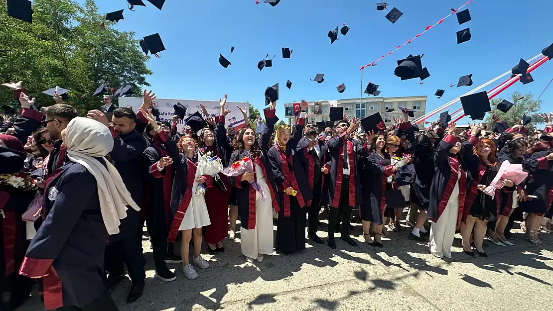 Geleceğin iletişimcileri kepleri attılar