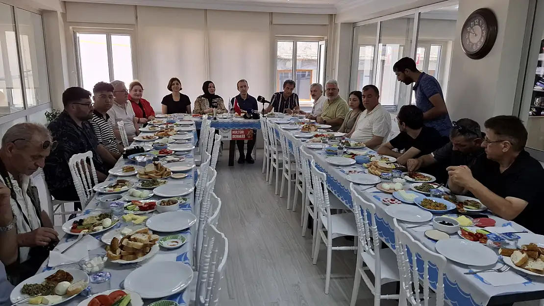 Gürcü derneği basınla bir araya geldi