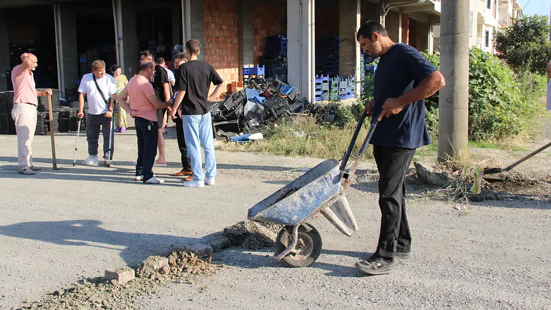 İki yıldır bitmeyen yol mahalleliyi sokağa döktü
