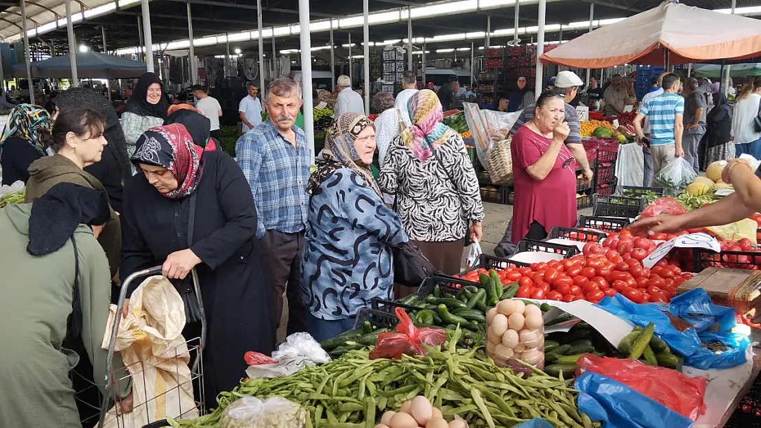 Pazarda esnafın yüzü gülüyor