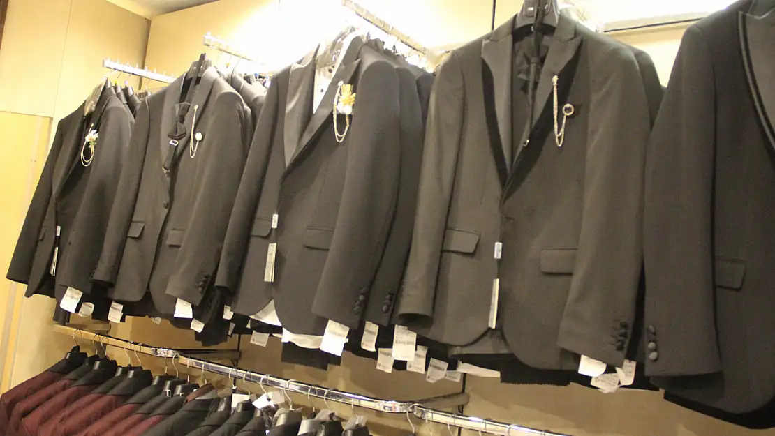 Sezon açıldı! Damatlar karalara bürünüyor