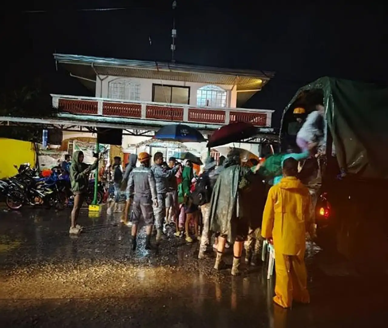 Süper tayfunda ölü sayısı 27'ye yükseldi