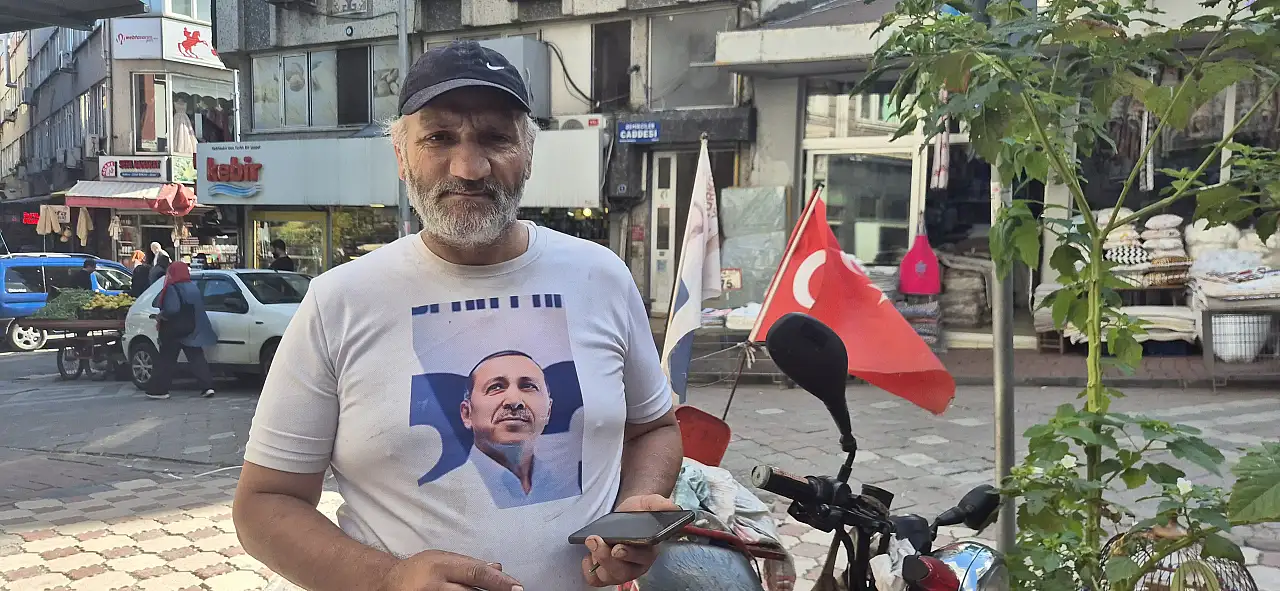 10 yıldır sadece onun tişörtünü giyiyor