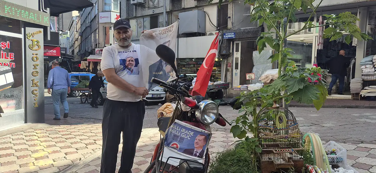 10 yıldır sadece onun tişörtünü giyiyor