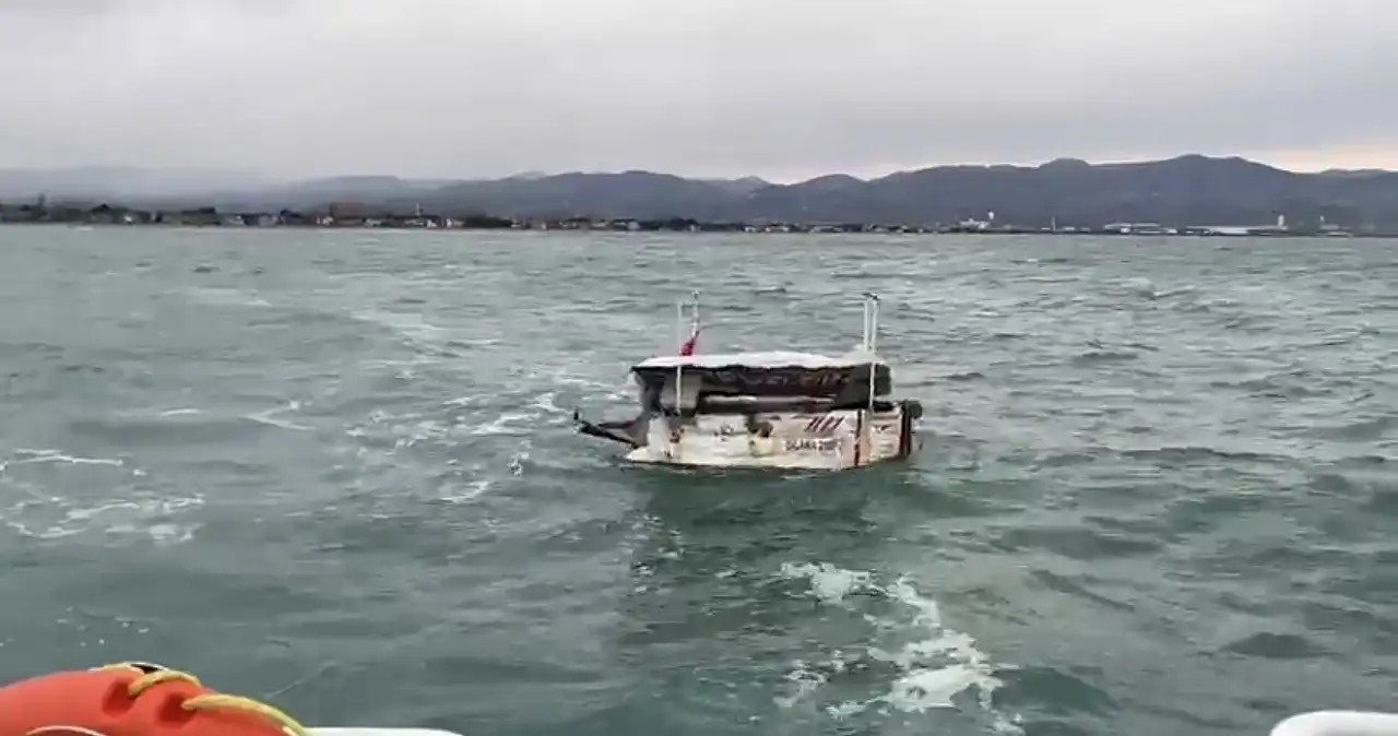 Samsun'da sürüklenen tekne deniz polisince kurtarıldı