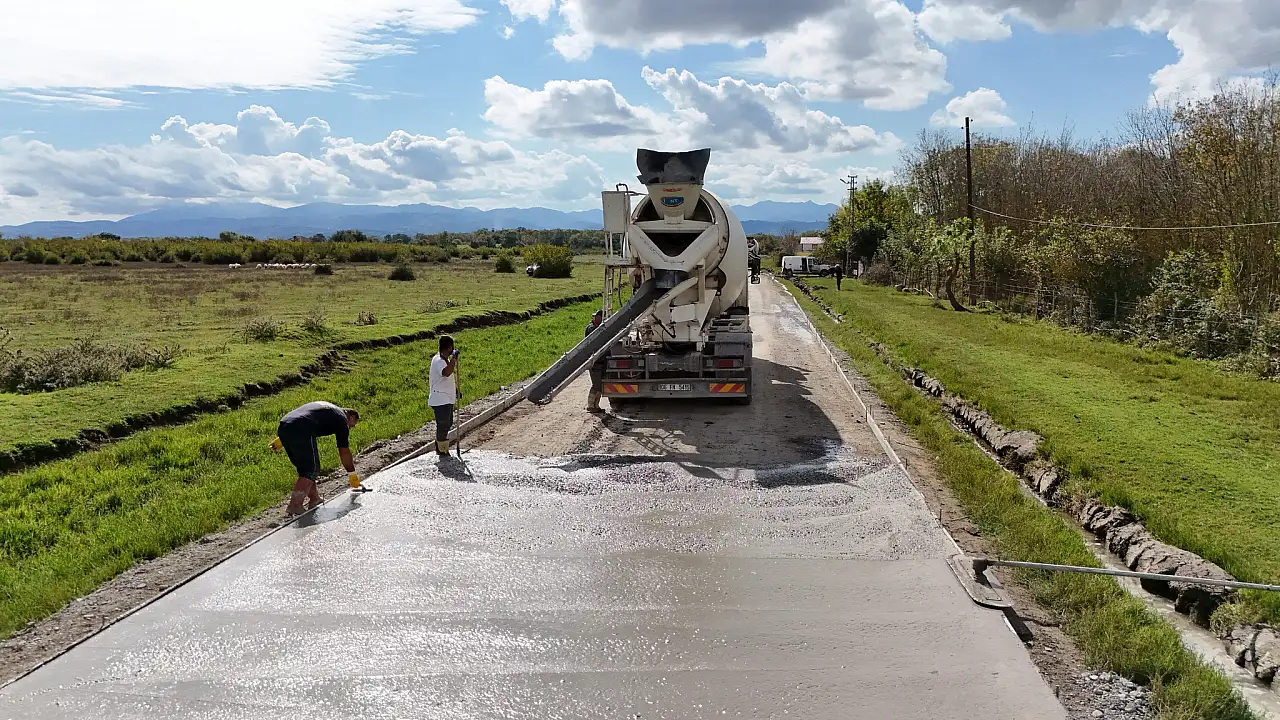 Bafra'da beton yol seferberliği devam ediyor