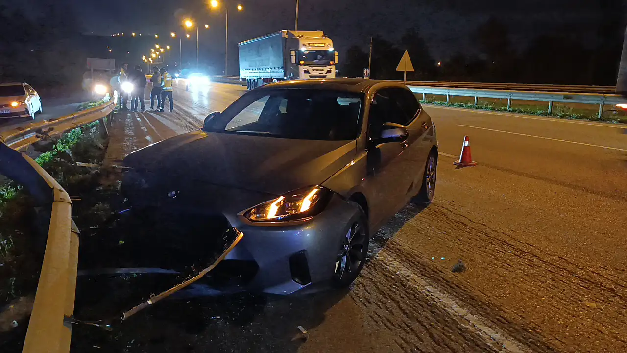 Samsun'da bir otomobil bariyerlere çarptı : 1 yaralı
