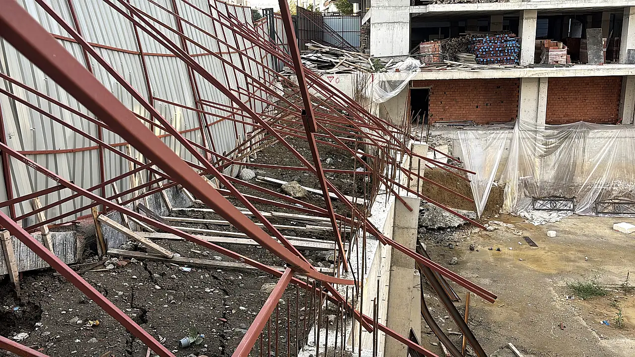 Samsun'da istinat duvarı çökme tehlikesi nedeniyle cadde trafiğe kapatıldı