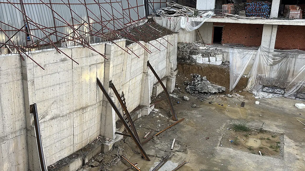 Samsun'da istinat duvarı çökme tehlikesi nedeniyle cadde trafiğe kapatıldı