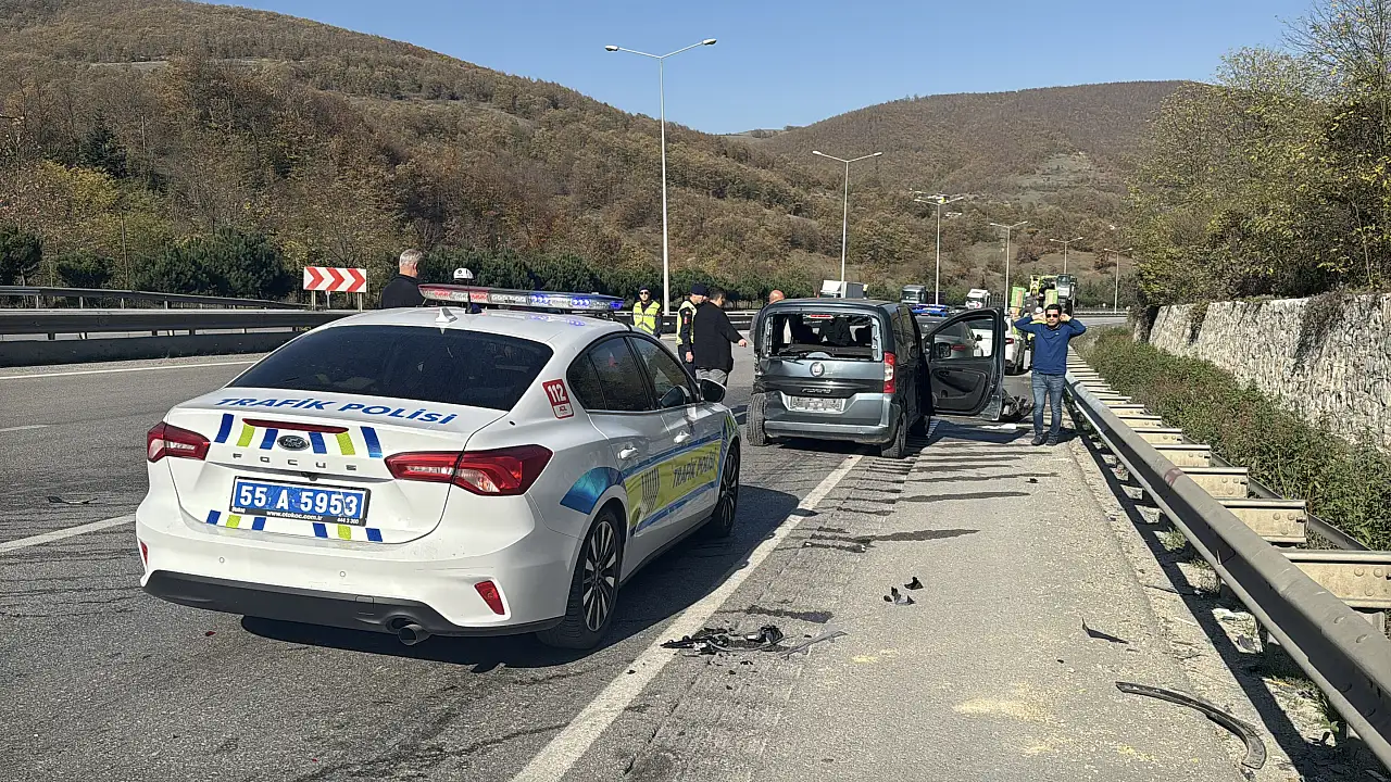 Samsun'da 3 aracın karıştığı trafik kazasında 4 kişi yaralandı