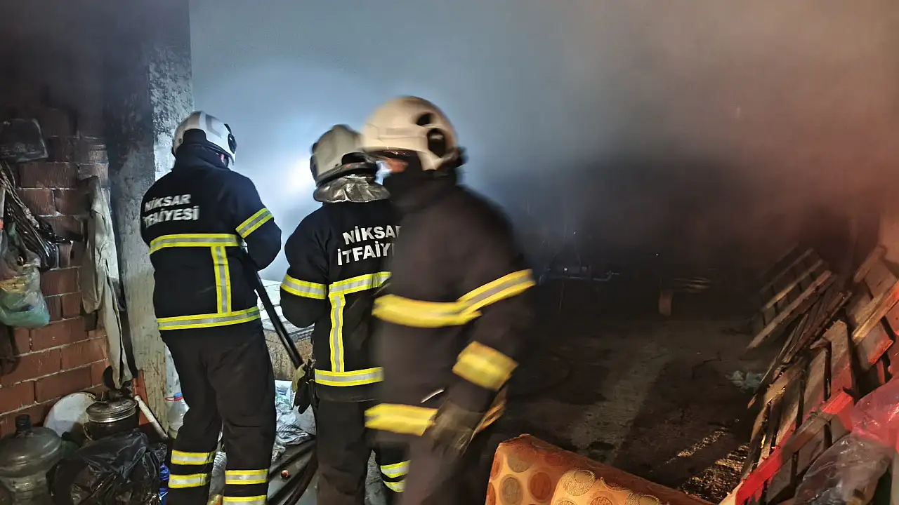 üç katlı evde çıkan yangında hasar oluştu