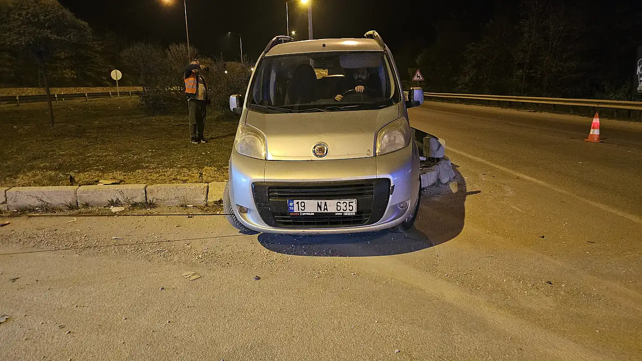 Çarpışan otomobil ile hafif ticari araçtaki 4 kişi yaralandı