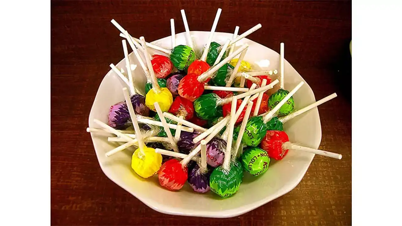 Lolipop çubuklarındaki deliklerin sırrı ortaya çıktı