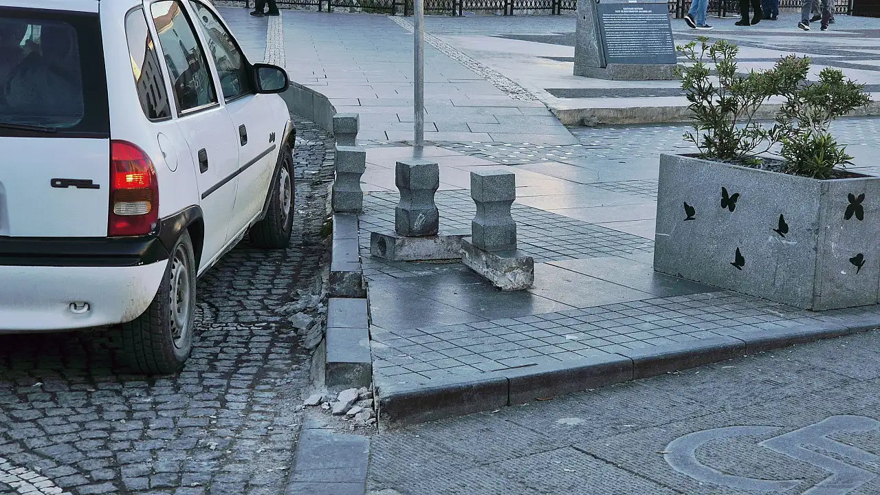 Saathane'de araç işgali: Otoparka çevirdiler