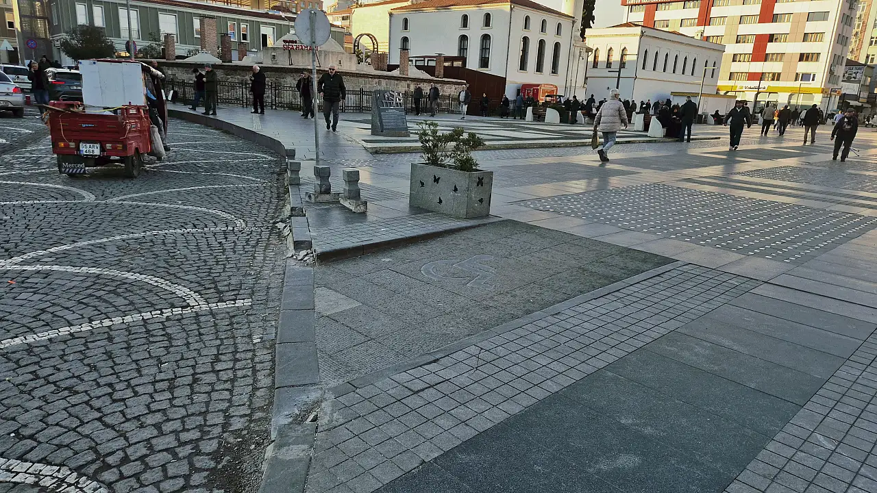 Saathane'de araç işgali: Otoparka çevirdiler