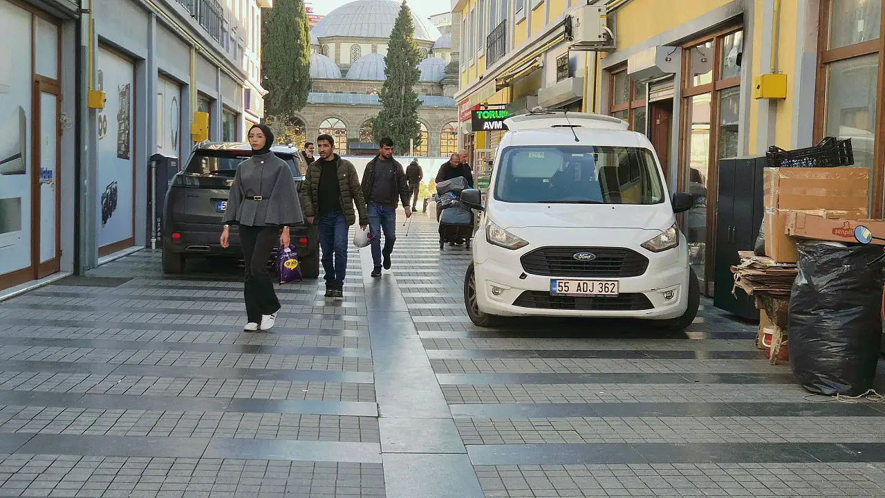 Saathane'de araç işgali: Otoparka çevirdiler