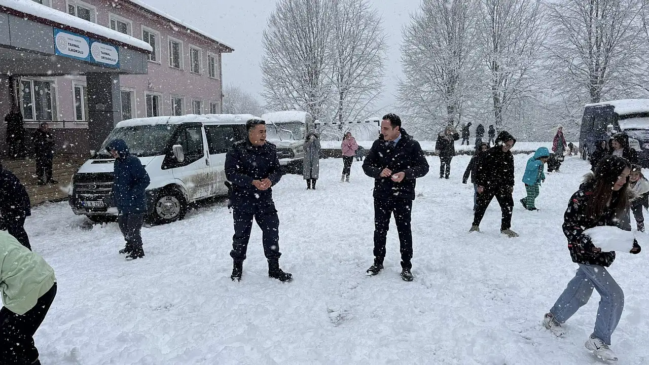 Kaymakam Beyazıt Öğrencilerle Karda Buluştu