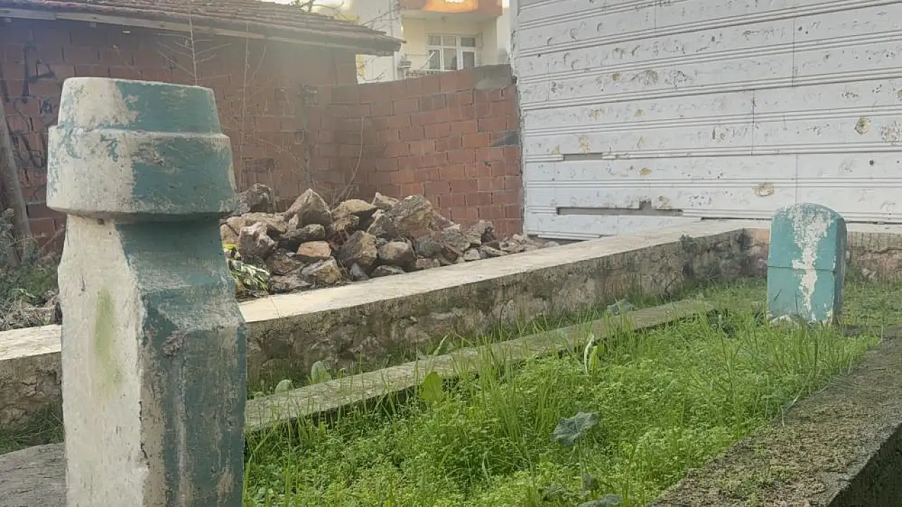 Binalar arasında kalan türbe unutulmaya yüz tuttu