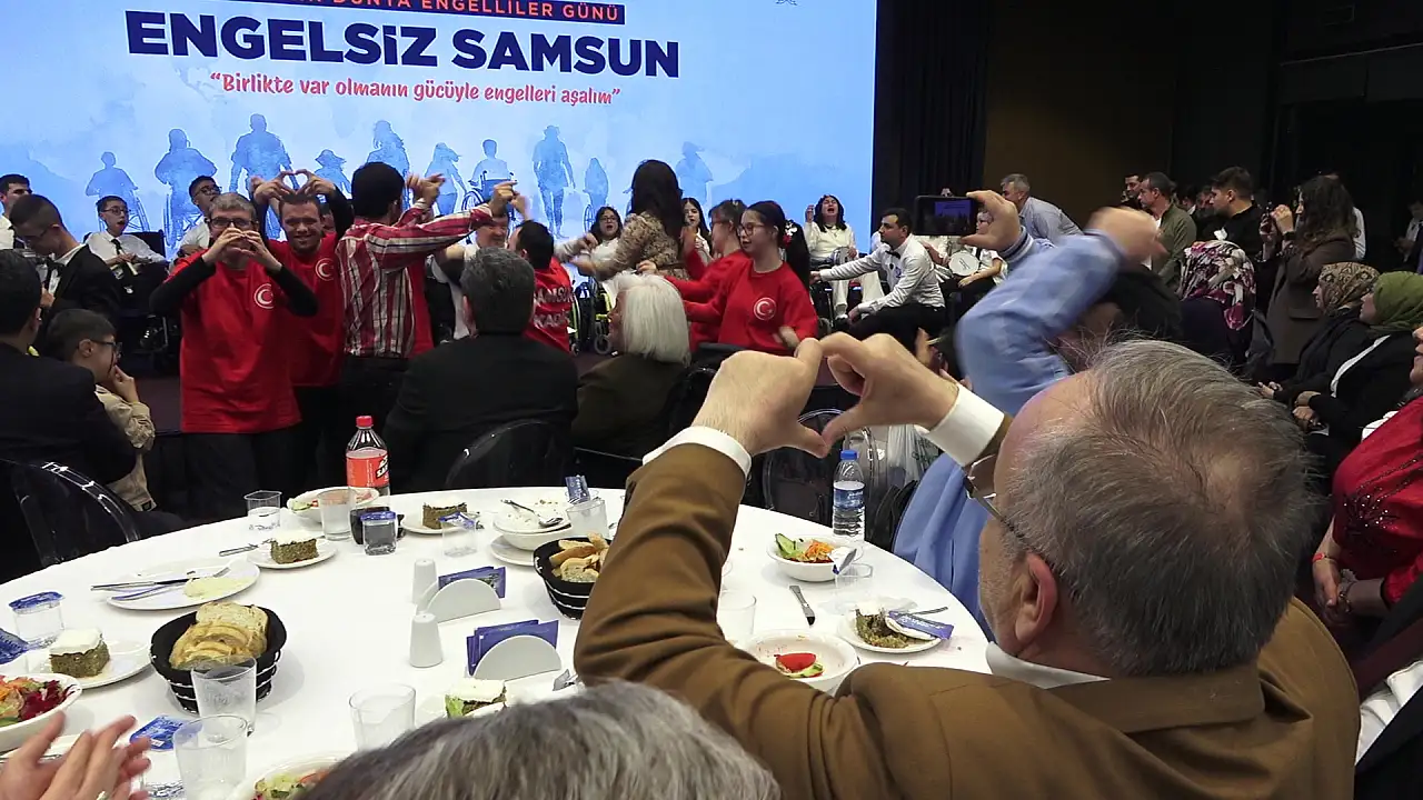 Başkan Köse engelli çocuğun kalp işaretine aynı şekilde yanıt verdi