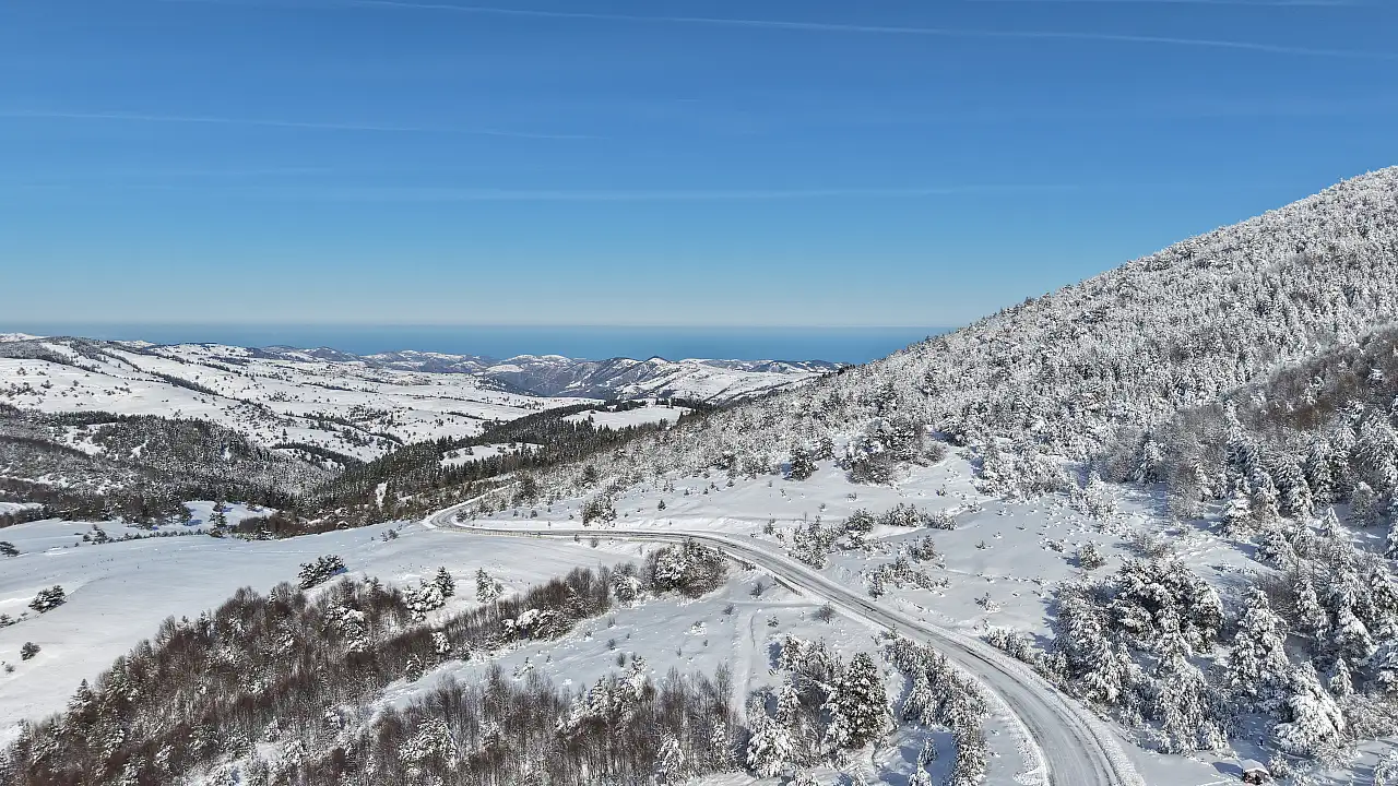 Samsun'da karla kaplanan 1650 rakımlı Dürtmen Dağı dronla görüntülendi