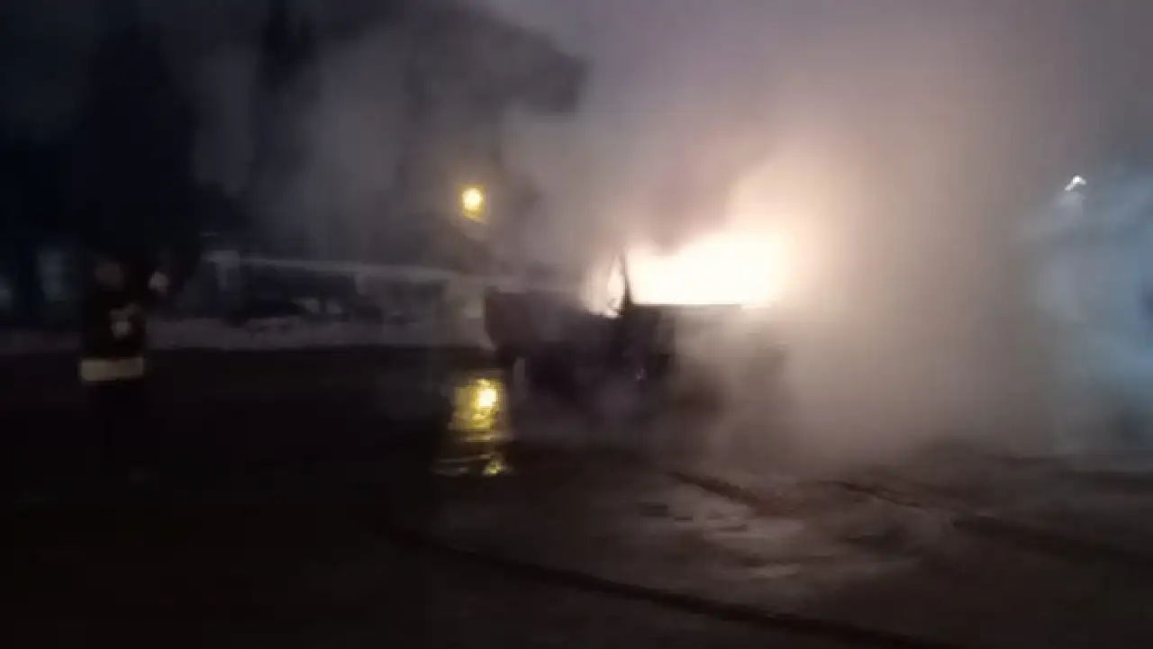 Samsun'da park halindeki otomobil alev alev yandı