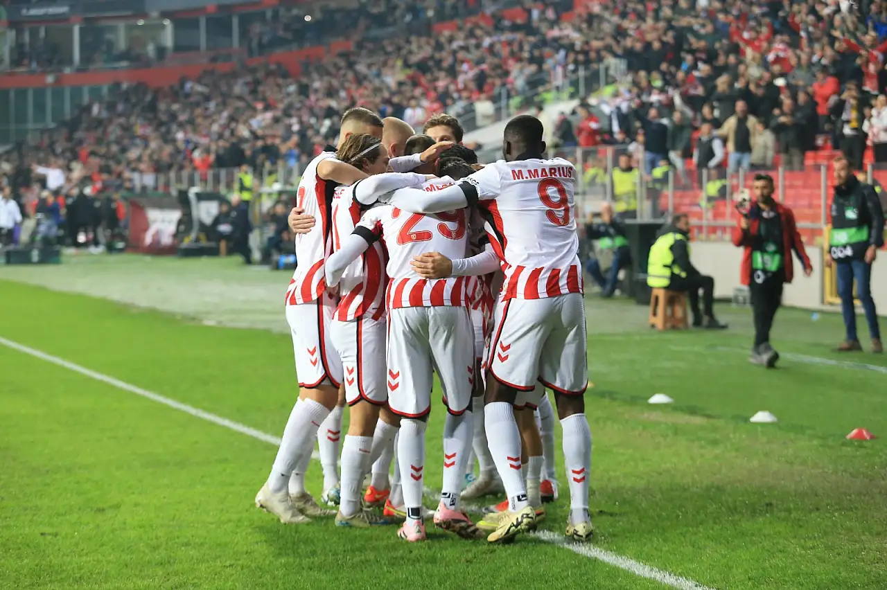 Samsunspor AEK karşısında ilk yarıyı önde tamamladı