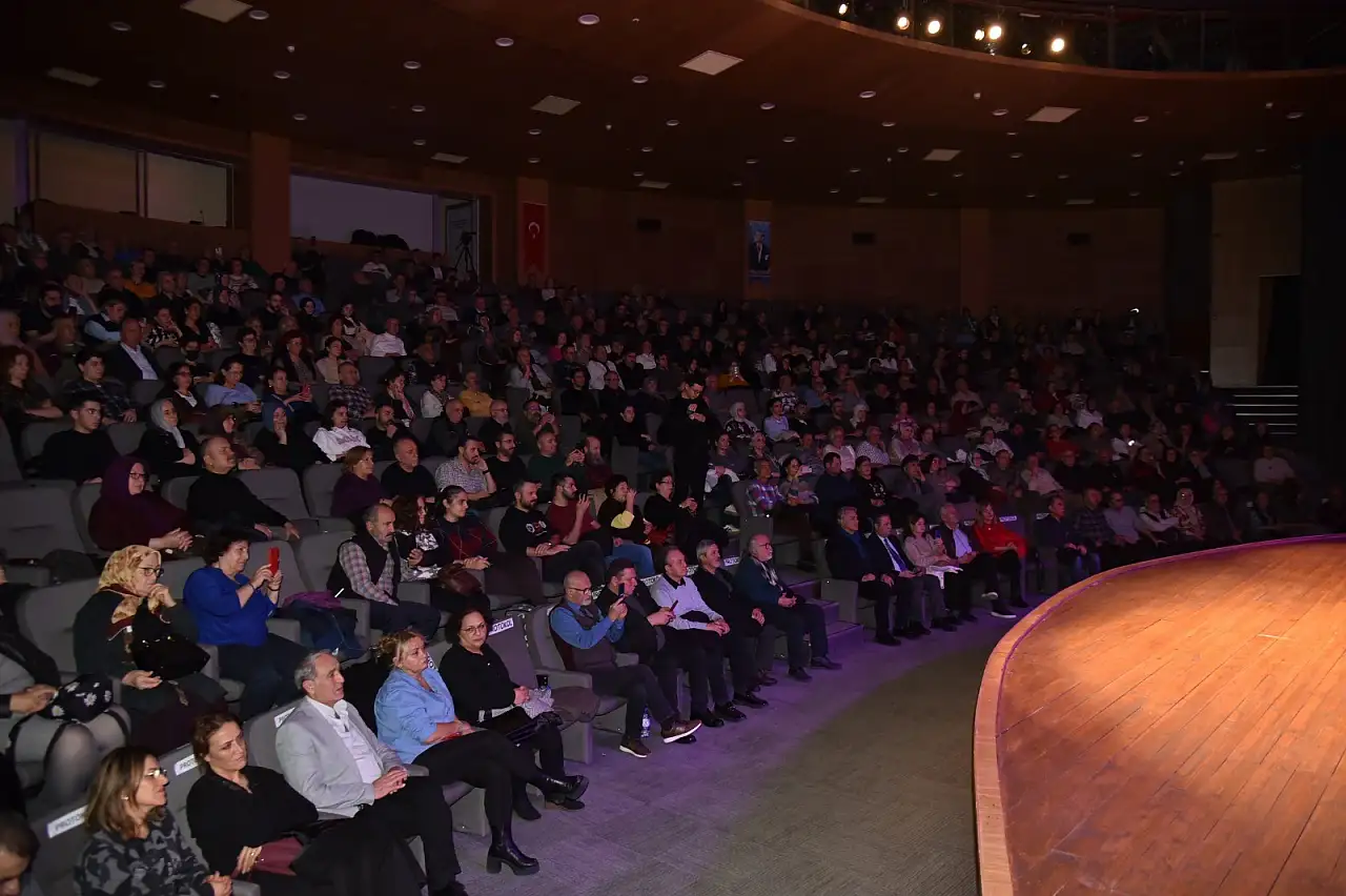 Sanatçı Salih Gündoğdu Ata Sahne'de türkü şöleni yaşattı