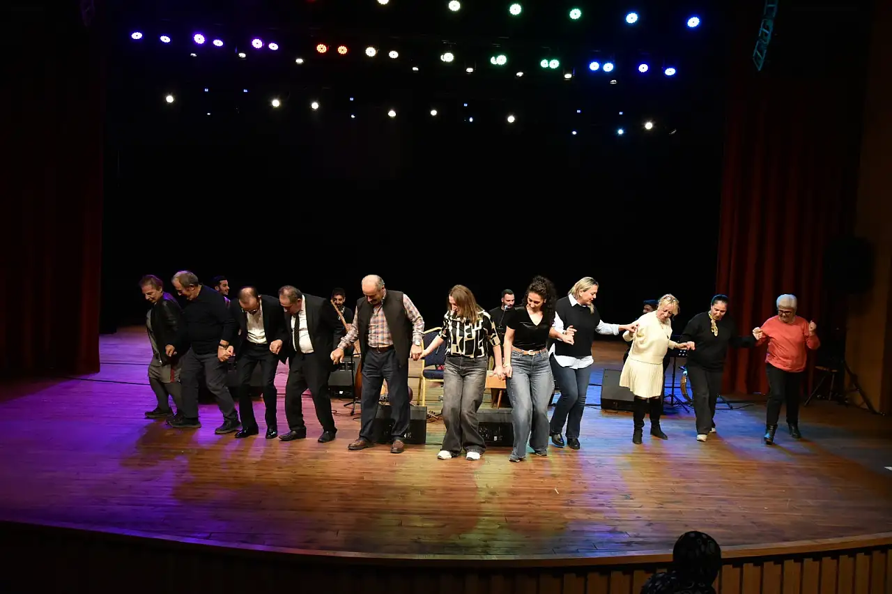 Sanatçı Salih Gündoğdu Ata Sahne'de türkü şöleni yaşattı