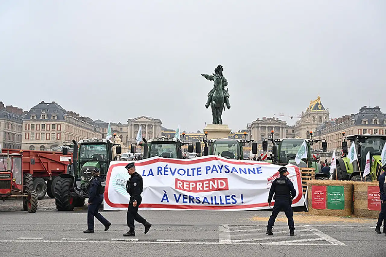 Fransız çiftçiler, Versay Sarayı'nın önünde eylemde
