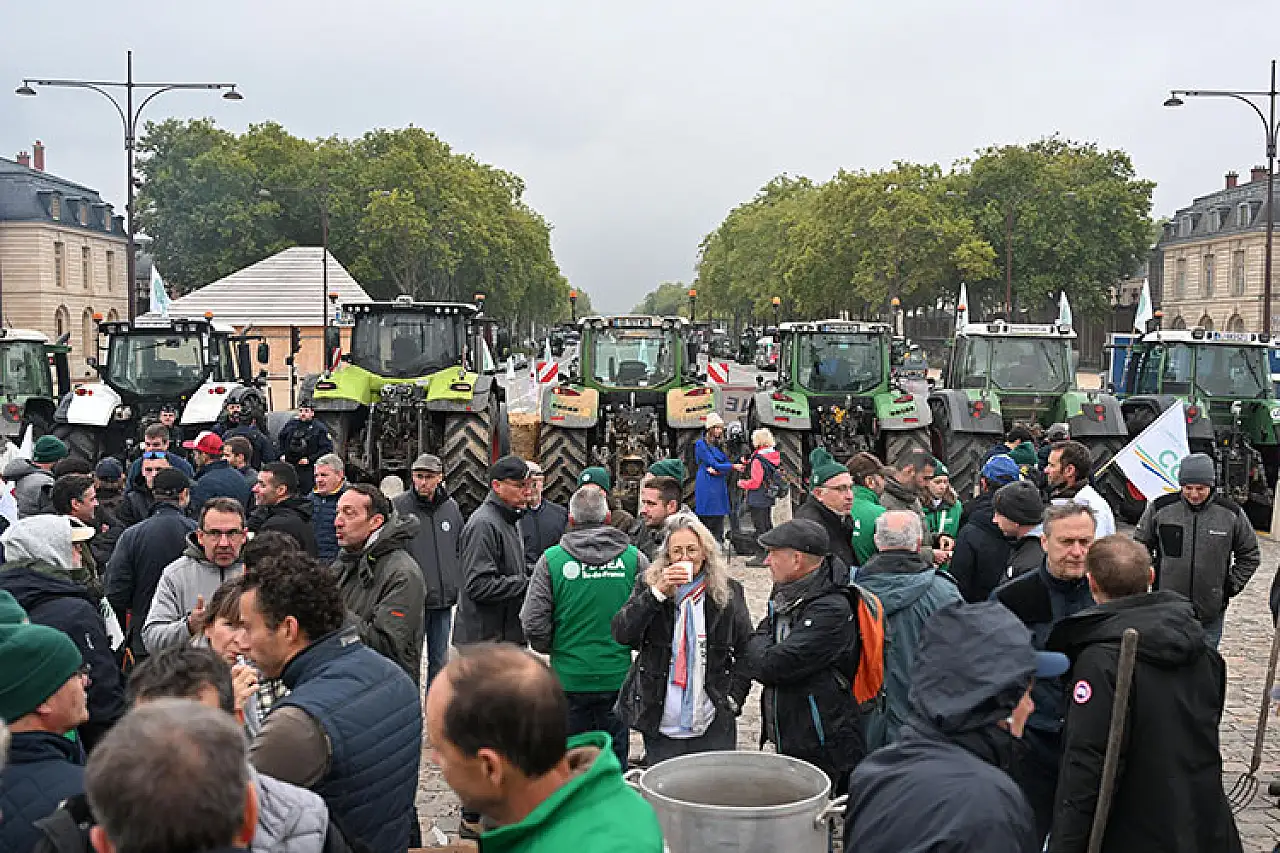 Fransız çiftçiler, Versay Sarayı'nın önünde eylemde