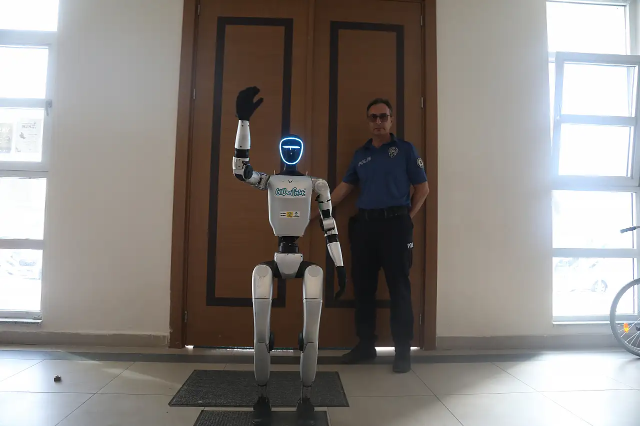 Çin'de ürettirilerek Türkiye'ye getirilen robota kimlik kartı verildi