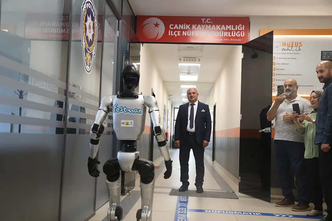 Çin'de ürettirilerek Türkiye'ye getirilen robota kimlik kartı verildi