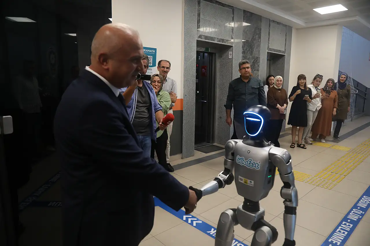 Çin'de ürettirilerek Türkiye'ye getirilen robota kimlik kartı verildi