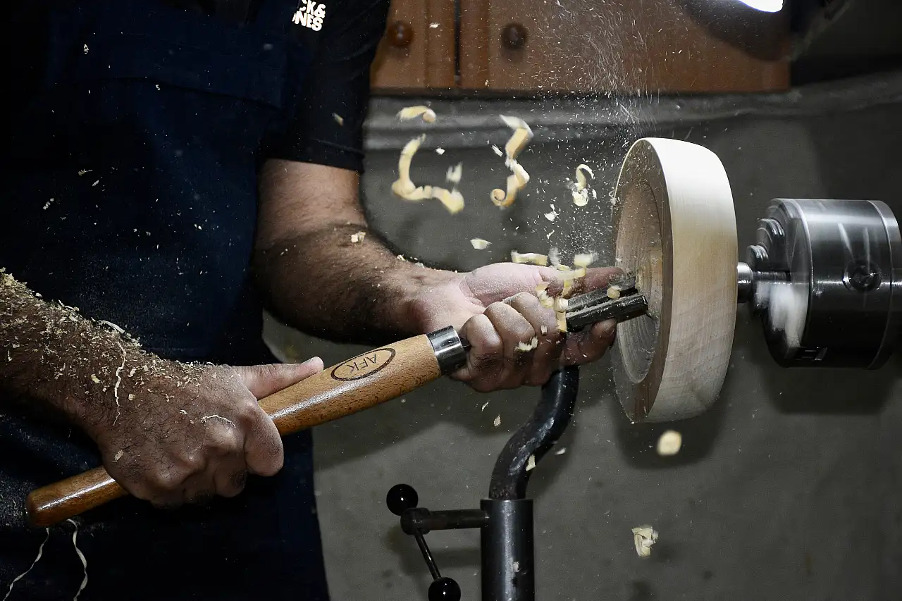 Polis Memuru Kaçar, Stresi Torna Tezgahında Atıyor