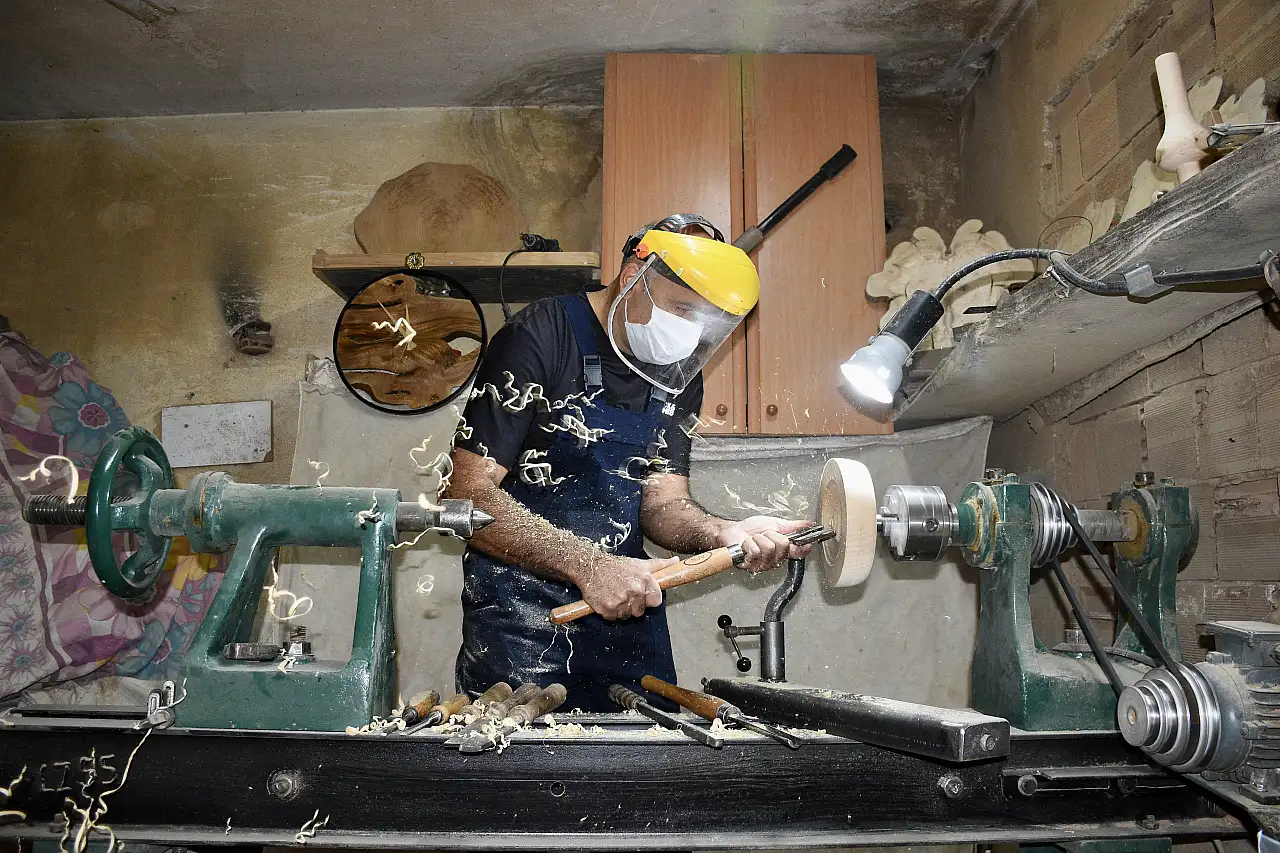 Polis Memuru Kaçar, Stresi Torna Tezgahında Atıyor