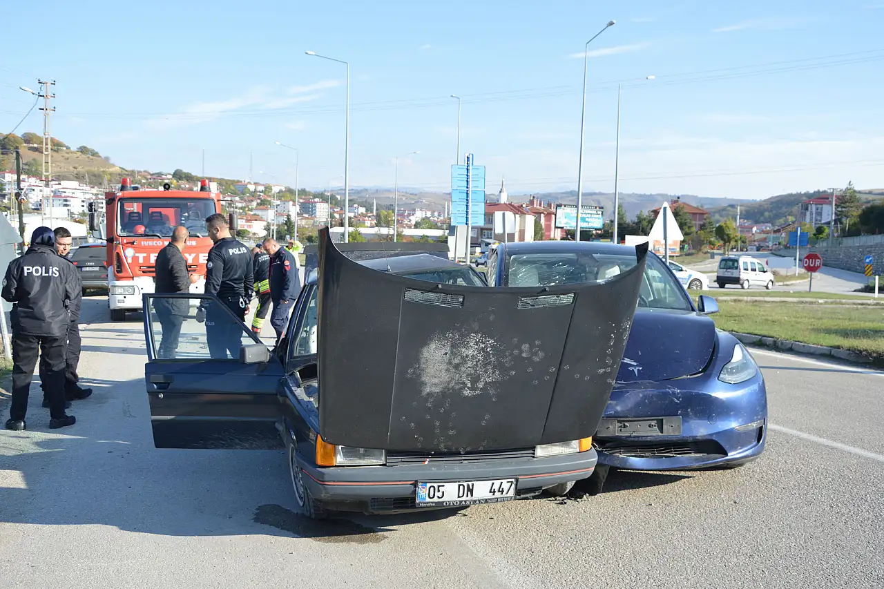 İki otomobil çarpıştı: 1 yaralı