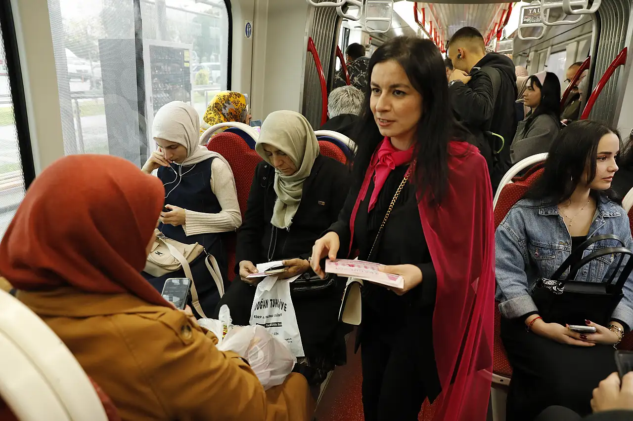 Samsun'da Tramvayda Meme Kanseri Farkındalığı