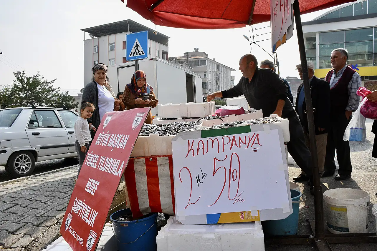 Samsun'da başarıyı hamsiyi 25 liradan satarak kutladı
