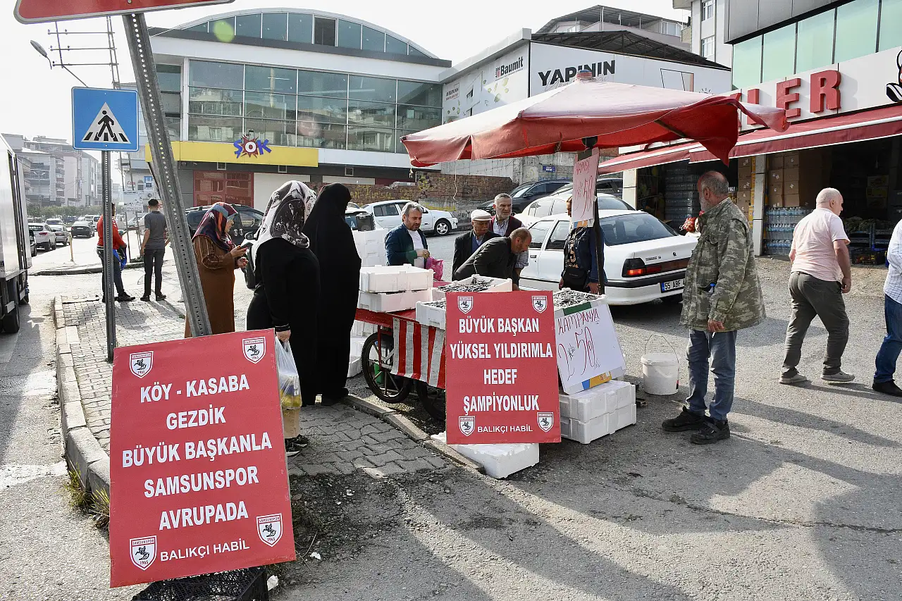 Samsun'da başarıyı hamsiyi 25 liradan satarak kutladı