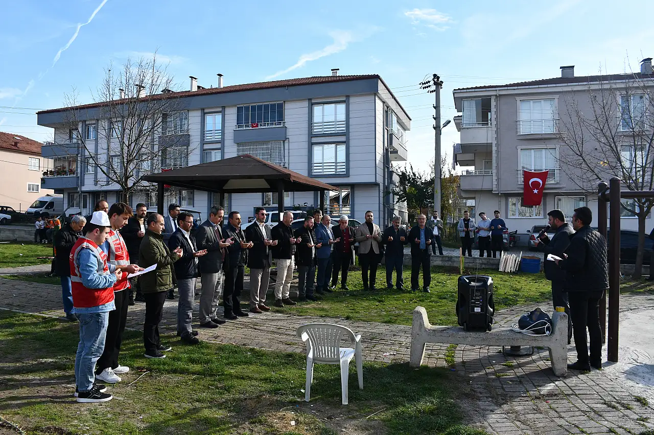 Fidanlar gazze ve şehitler için toprakla buluştu
