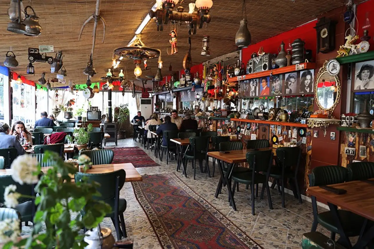 Dedesinden kalan sefer tası, restoranı antika müzesine dönüştürdü