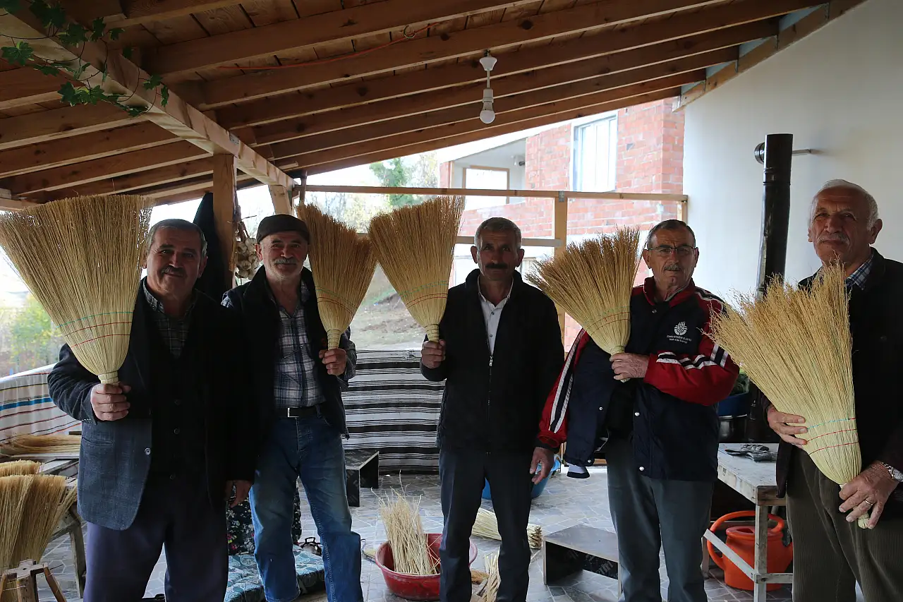 Süpürge üretimi gelir kapısı oldu