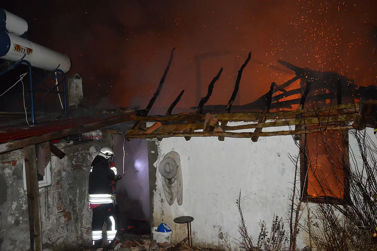 Havza'da İki Katlı Ahşap Ev Kül Oldu