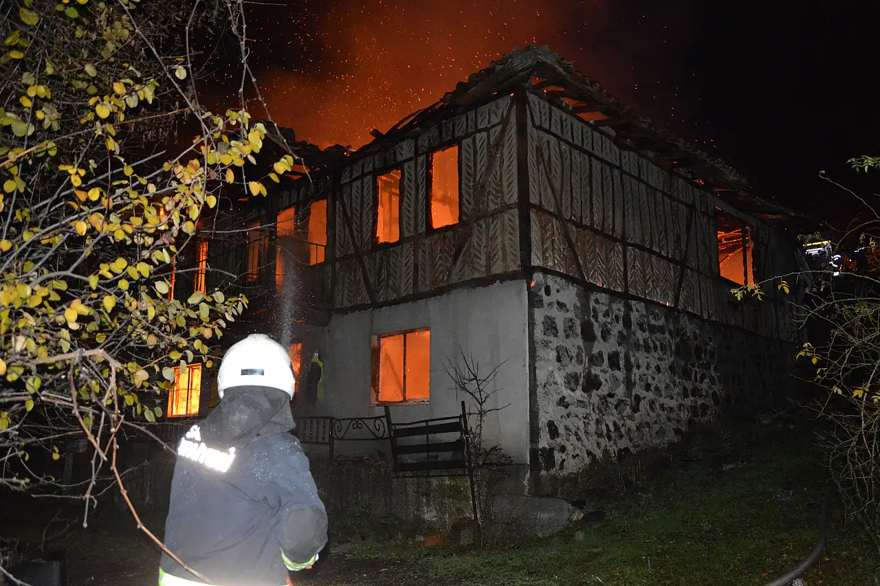 Havza'da İki Katlı Ahşap Ev Kül Oldu