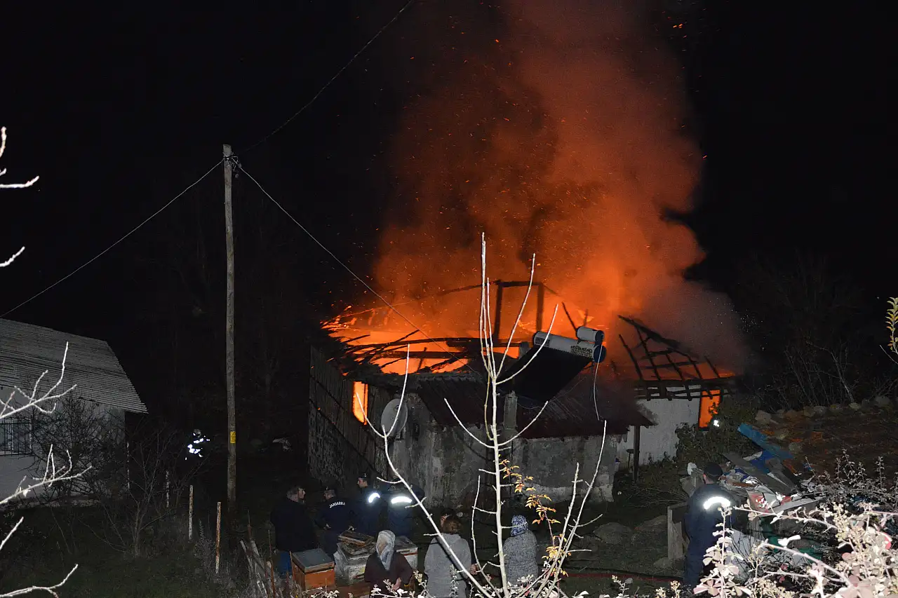 Havza'da İki Katlı Ahşap Ev Kül Oldu